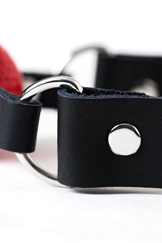 Красный кляп-шарик на чёрном регулируемом ремешке Штучки-дрючки 690207