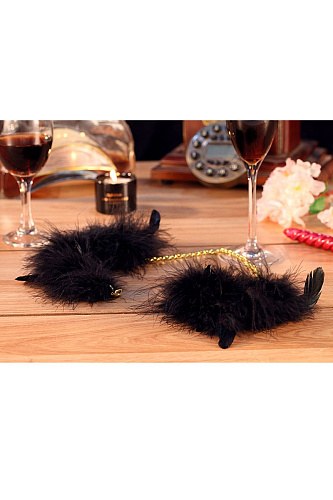 Чёрный перьевой эротический набор (наручники с цепочкой и кисточка-щекоталка) Romfun QS-002