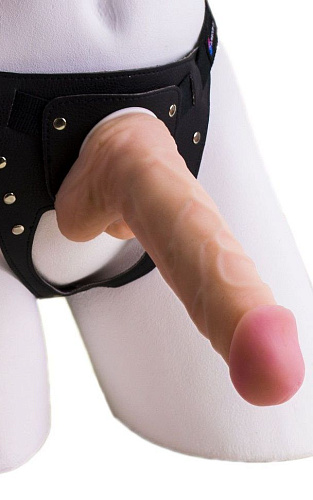 Страпон Harness телесного цвета из двух предметов: регулируемые трусики и насадка-фаллос LOVETOY (А-Полимер) 731303 (17,5 см)