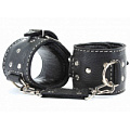 Чёрные кожаные оковы с крупной строчкой БДСМ арсенал 56010ars