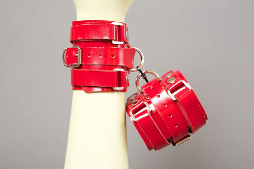 Напульсники из красной лакированной кожи Подиум Р2231