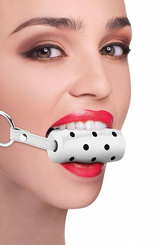 Белый резиновый кляп-цилиндр на кожаных ремешках Shots Media BV Cylinder OU122WHT