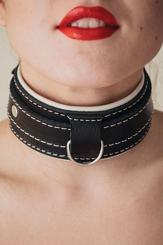 Чёрный ошейник с бежевым подкладом БДСМ арсенал 55037