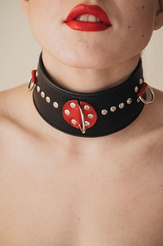 Чёрно-красный кожаный ошейник с металлическими клепками БДСМ арсенал 55024