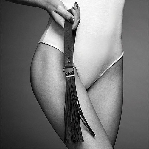 Чёрный флоггер-кисточка Bijoux Indiscrets TASSEL FLOGGER 0248