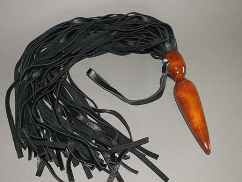 Чёрный кожаный флоггер с деревянной ручкой-пробкой Подиум Р132