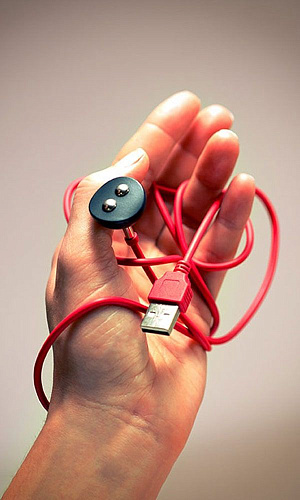 Красное зарядное устройство для вибраторов Fun Factory USB Magnetic Charger  1020103