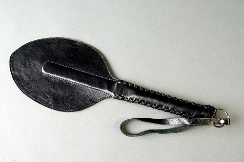 Чёрная кожаная хлопушка Подиум Р161