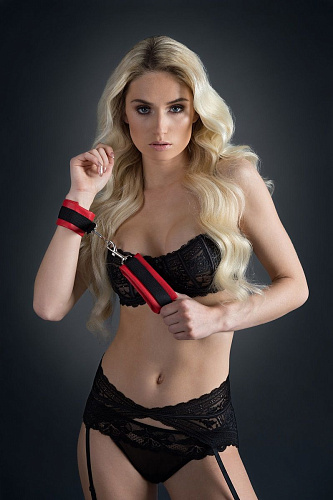 Красно-чёрные полиуретановые наручи Blush Novelties Luxurious Handcuffs 520006