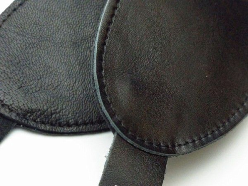 Чёрная маска на глаза из гладкой кожи БДСМ арсенал 63007