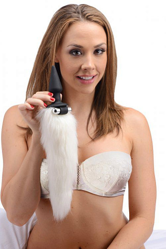 Анальный плаг с игривым пушистым хвостиком XR Brands White Fox Tail Vibrating Butt Plug AE179 (10 см)