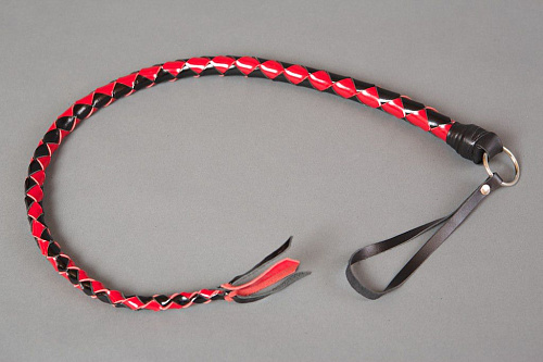 Однохвостая плеть из чёрно-красной лакированной кожи Подиум Р1943 (60 см)