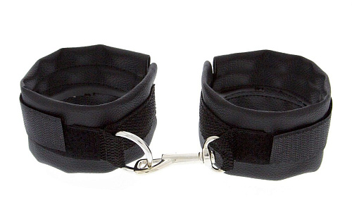 Чёрные полиуретановые наручи с карабином Blush Novelties Beginners Wrist Restraints 520033