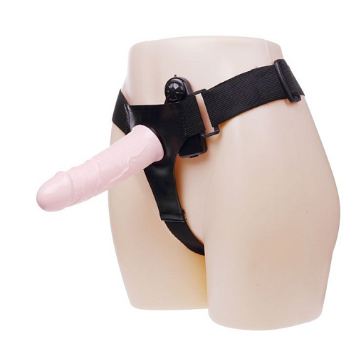 Полый страпон телесного цвета на чёрных трусиках с вибрацией и выносным пультом управления Baile BW-022039-1002 (17 см)