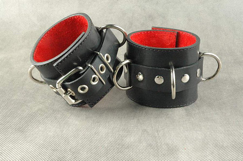 Чёрные наручи с красным подкладом, ремешком с пряжкой и с тремя сварными D-кольцами Beastly 10017-1BR