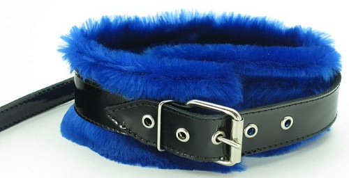 Чёрный ошейник с поводком и синим мехом БДСМ арсенал BDSM Light 730003