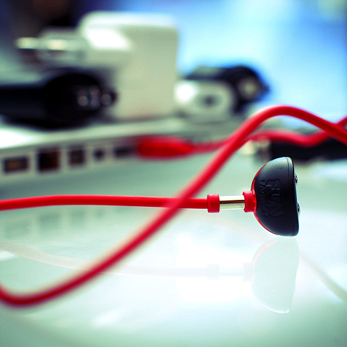 Красное зарядное устройство для вибраторов Fun Factory USB Magnetic Charger  1020103