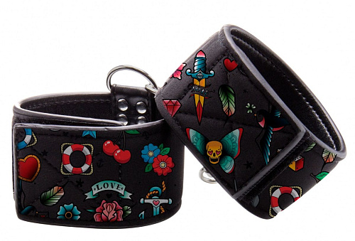 Чёрные наручи на цепочке Shots Media BV Printed Hand Cuffs Old School Tattoo Style OU446BLK
