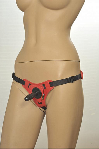 Красно-чёрные трусики с плагом Kanikule Strap-on Harness Anatomic Thong KL-850505