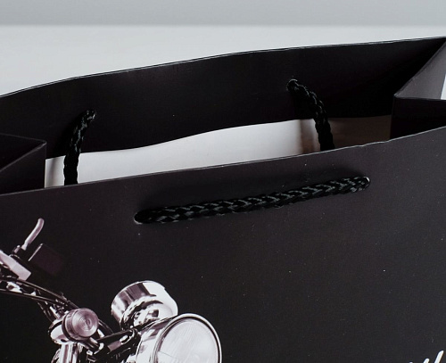 Чёрный подарочный пакет Сима-Ленд «Лучшему во всем мужчине» 4515300 (23×18×8 см)