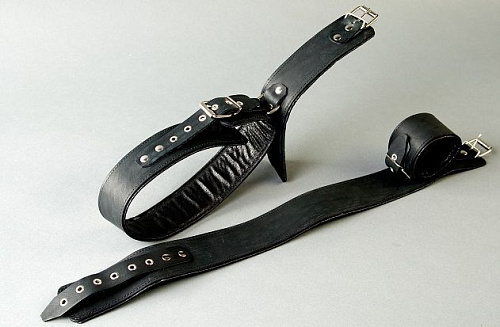 Чёрный комплект из кожи для фиксации рук к бёдрам Подиум Р52