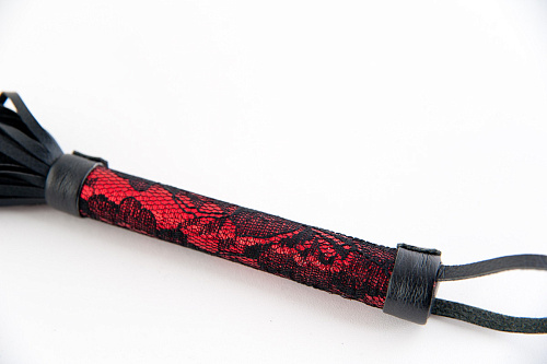 Чёрный флоггер с кружевной ручкой красного цвета ToyFa 715002