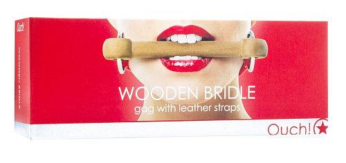 Красный кляп с деревянным трензелем Shots Media BV Wooden Bridle OU075RED