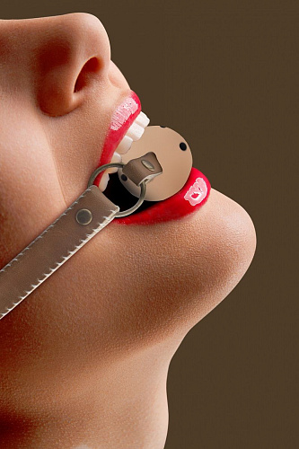 Бежевый пластиковый кляп-шар на кожаных ремешках Shots Media BV OU164BRN-F