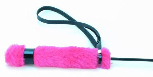 Чёрный лаковый стек с розовой меховой ручкой БДСМ арсенал 770001 (64 см)