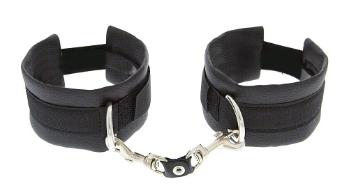 Чёрные полиуретановые наручи Blush Novelties Luxurious Handcuffs 520005