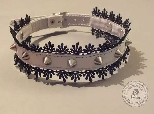 Белый ошейник с чёрным кружевом и шипами Подиум Р2019