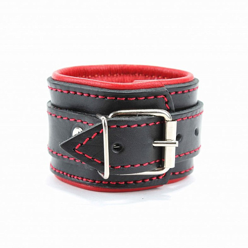 Чёрные оковы на руки с красным подкладом БДСМ арсенал 51020ars