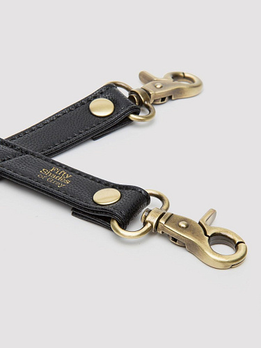 Чёрный фиксатор для манжет Fifty Shades of Grey Bound to You Faux Leather Hogtie FS-80136