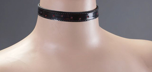 Чёрный тонкий лакированный ошейник с красными стразами Подиум Р2852