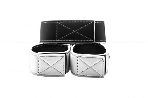 Чёрно-белый двусторонний ошейник с наручниками Shots Media BV Reversible Collar and Wrist Cuffs OU187WHT