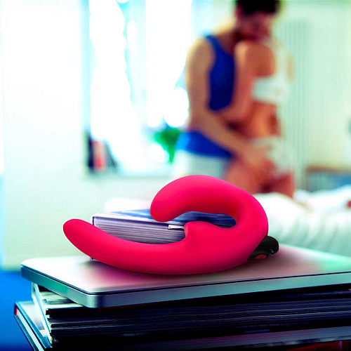 Ярко-розовый безремневой страпон с вибрацией Fun Factory Sharevibe 26236