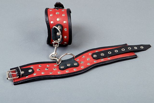 Фигурные красные поножи с клёпками Подиум Р255А