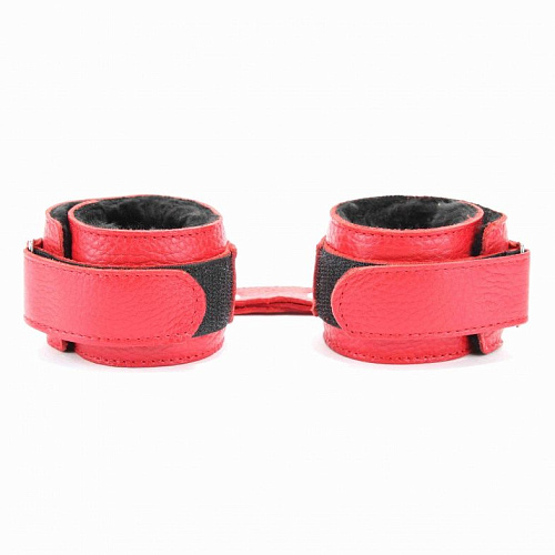 Красные кожаные наручи с меховым подкладом БДСМ арсенал 51008ars