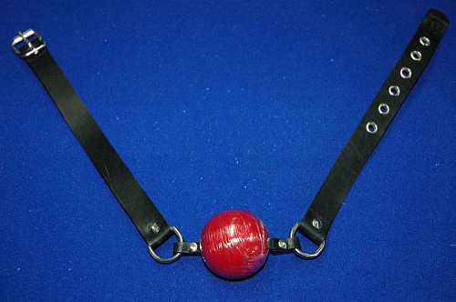 Красный кляп-шар на чёрных кожаных ремешках Beastly «Замолчи» 10801R