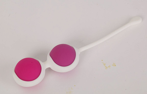 Розовые вагинальные шарики в белой силиконовой оболочке White Label 47173-MM