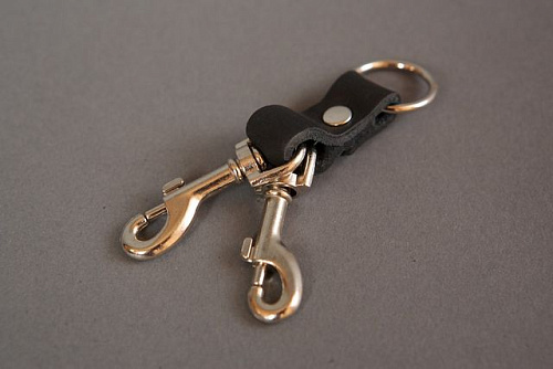 Два карабина на чёрной кожаной стяжке Подиум Р0300