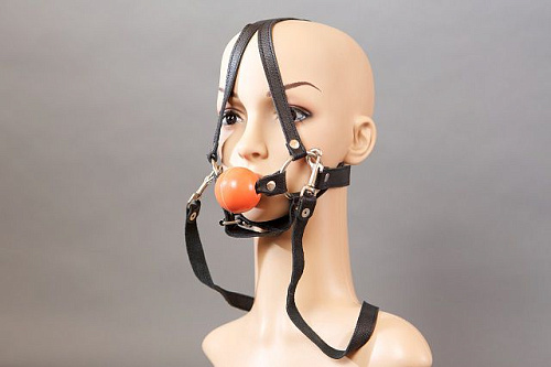 Чёрная сбруя с красным кляпом на поводке Подиум Р82