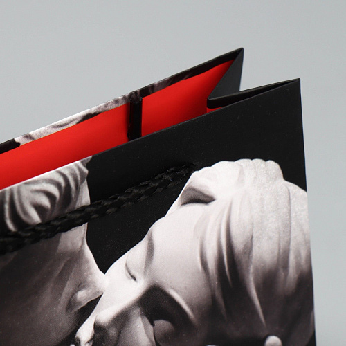 Маленький чёрно-белый бумажный подарочный пакет Сима-Ленд «Love» 4725250 (15×12×5,5 см)