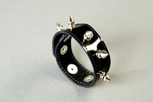 Чёрная лакированная сбруя на пенис с шипами Подиум Р9202