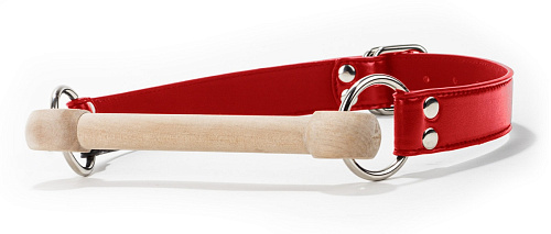 Красный кляп с деревянным трензелем Shots Media BV Wooden Bridle OU075RED