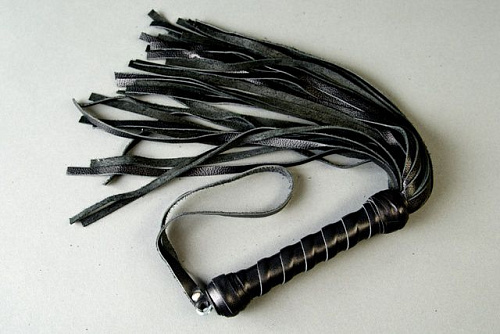 Чёрный кожаный флоггер с витой ручкой Подиум Р18