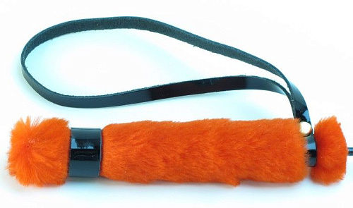 Чёрный лаковый стек с красной меховой ручкой БДСМ арсенал 770002 (64 см)