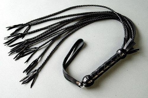 Чёрная плеть многохвостка из чёрной кожи Подиум Р199