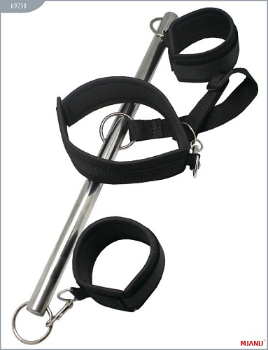 Металлическая распорка с чёрными неопреновыми наручниками и ошейником MJANU 69730