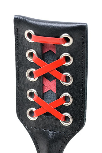 Чёрный стек с декоративной красной шнуровкой на хлопушке Sitabella 3185-12 (65 см)